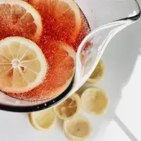 Americká limonáda s malinovým sirupem