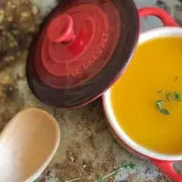 Cuketová polévka s anglickou slaninou a zakysanou smetanou