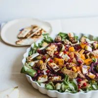 Salát s uzenou krůtou, meruňkami a vlašskými ořechy