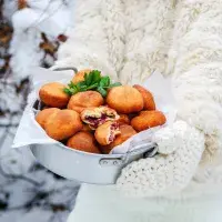 Koblihy s červeným zelím, uzeným a křenem