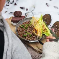 Kroupoto s jelítkem a opékaným špičatým zelím