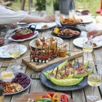 Pochoutky, které by na zahradní party neměly chybět