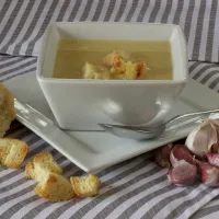 Francouzská krémová česneková polévka