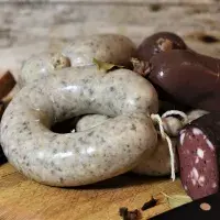 Tradiční zabijačkové hody. Je libo jitrničku, prdelačku nebo uzené z komína?