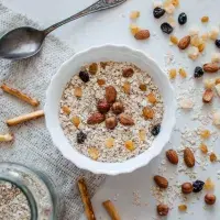 Domácí müsli s jogurtem a ovocem Domácí müsli s jogurtem a ovocem