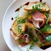 Tmavá šunka s ovocnou salsou