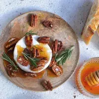 Sýr s bílou plísní a medovými ořechy