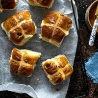 Hot cross buns: Voňavé sladké bochánky, které potěší nejen na Velikonoce