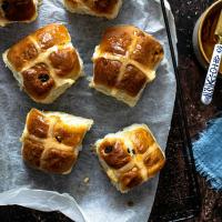 Hot cross buns: Voňavé sladké bochánky, které potěší nejen na Velikonoce