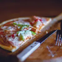 Pizzy s červenou paprikou a parmazánem