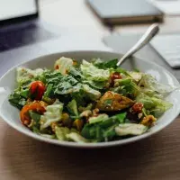 Pikantní krůtí salát s avokádovou omáčkou