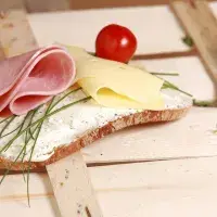 Chléb se šunkou a sýrem