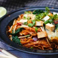 Čínské nudle s tofu a oříšky