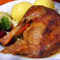 Menu české kuchyně, polévky, knedlíky, maso, zabijačkové hody, moučníky