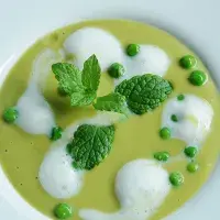 Hrášková polévka s pestem a rybími krutony