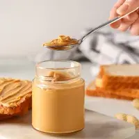 Jak na domácí arašídové máslo a kde využít? Na lžičku, toast i na maso