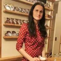 Vystudovala dramatickou výchovu a češtinu, pak začala péct perník. Dnes má Perníkáča alias Kateřina Woláková úspěšný krámek ve Velvarech