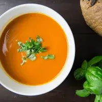 Mrkvová polévka se zázvorem a zakysanou smetanou Mrkvová polévka se zázvorem a zakysanou smetanou