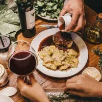 11 skvělých vinných omáček, které dodají masu i rybám šmrnc