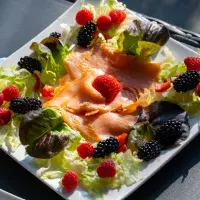 Salát s lososem, jahodami a fenyklem