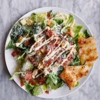 Salát s lososem a opečeným pršutem