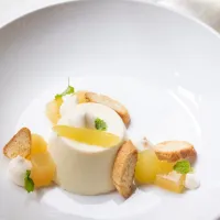 Kokosová panna cotta s tropickým ovocem Kokosová panna cotta s tropickým ovocem