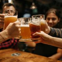 Oktoberfest ve vašem obýváku: Jaké pochoutky k pivu si připravit na domácí oslavu?