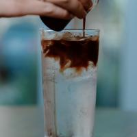 Ledová káva: Espresso tonic Ledová káva: Espresso tonic