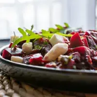 Teplý kuřecí salát s řepou a kozím sýrem