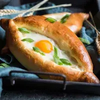 Pide s vejcem a sýrem: Recept na turecký chléb, který strčí do kapsy i pizzu