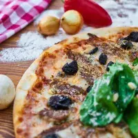 Nepečená pizza s kozím sýrem