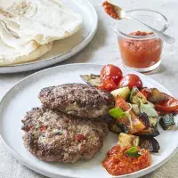 Pljeskavica s  ovčím sýrem a ajvarem