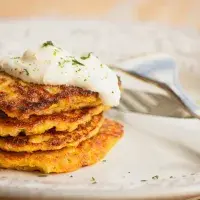 Tradiční pokrmy z brambor, které trhají žebříčky oblíbenosti: bramboráky a bramborové placky