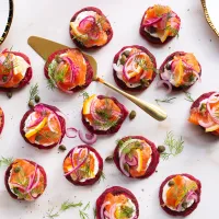 Řepné bliny s uzeným lososem a koprem