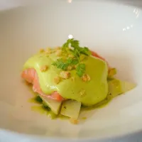 Dušený ledový salát s lososem a hráškovým krémem