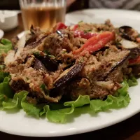 Králík na medu s červenou řepou a olivami