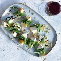 Sýrové špízy s hruškou a rukolou 