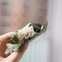 Objevte japonský sushi sendvič onigirazu