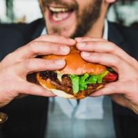 Jak správně jíst burger?