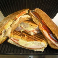 Toasty s pečeným česnekem a kozím sýrem Toasty s pečeným česnekem a kozím sýrem