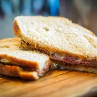 Rychlý toust zapečený se sýrem a cibulí