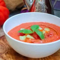 Rajská polévka s bramborami a jarní cibulkou