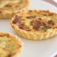 Aby quiche držel náplň