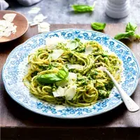 Špagety s pestem a parmazánem