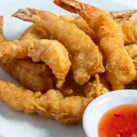 Japonská tempura sluší mořským plodům i zelenině. Při přípravě je důležitá teplota vody