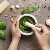 Kuchyňské vychytávky, které vám usnadní práci – od hmoždíře po remosku