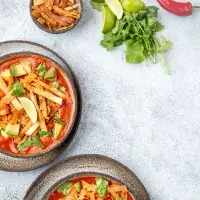 Sopa Azteca – jak připravit pikantní mexickou polévku s pečenými tortillami?