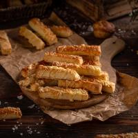 Sýrové tyčinky ze tří ingrediencí: máslo, mouka a sýr 