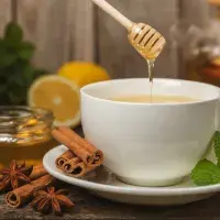 Med v horkém čaji: Mýty a pravdy o nejoblíbenějším přírodním sladidle
