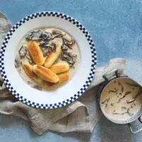 Jak uvařit krémovou houbovou omáčku a s čím ji servírovat?